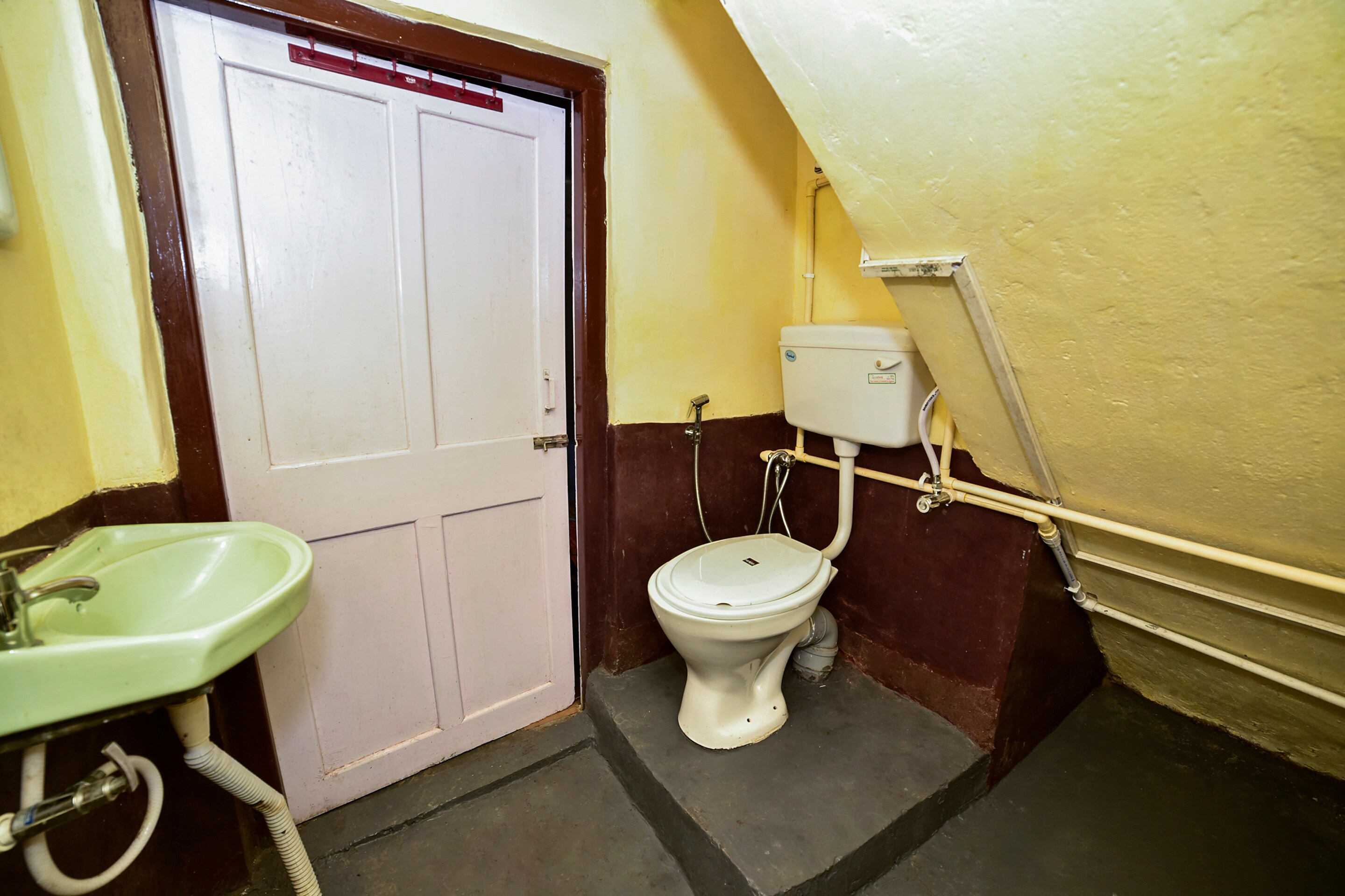 Hideout Homestay Budget - Tap to explore photos