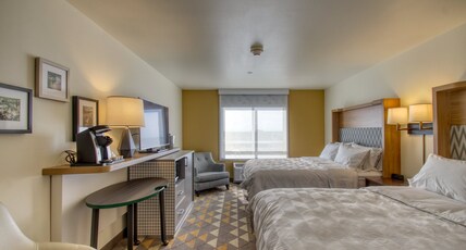 Holiday Inn Appleton, an IHG Hotel Room Type - 2 Queen Standard Bath Shower Combination