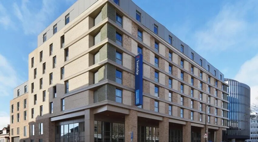 Travelodge London Wimbledon Central - Tap to explore photos
