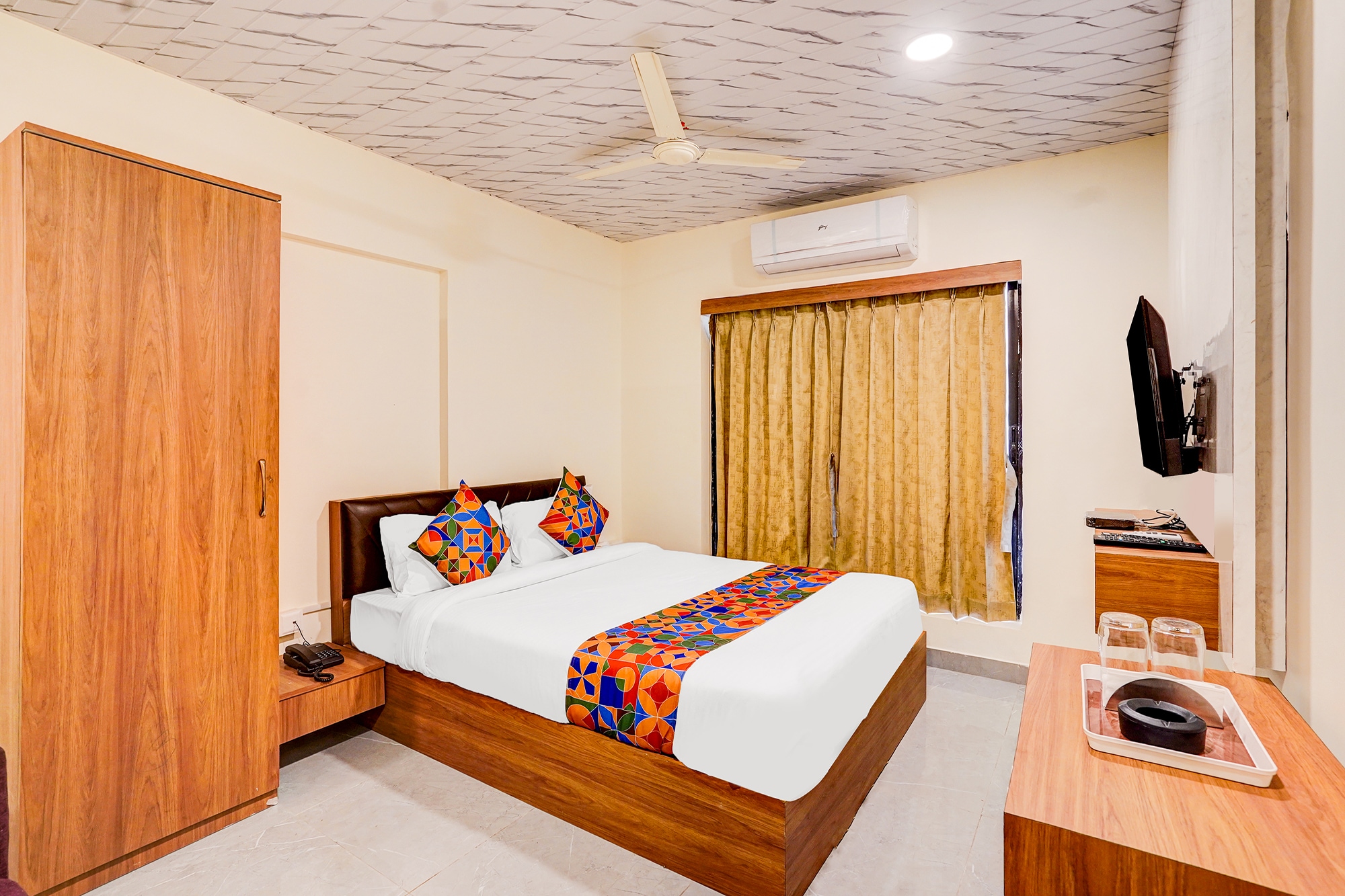 FabHotel Omkar & Lodging - Phoenix Market City - Tap to explore photos