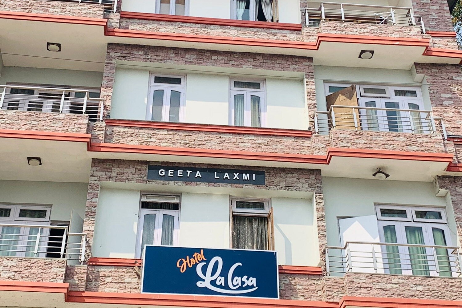 Hotel La Casa - Tap to explore photos