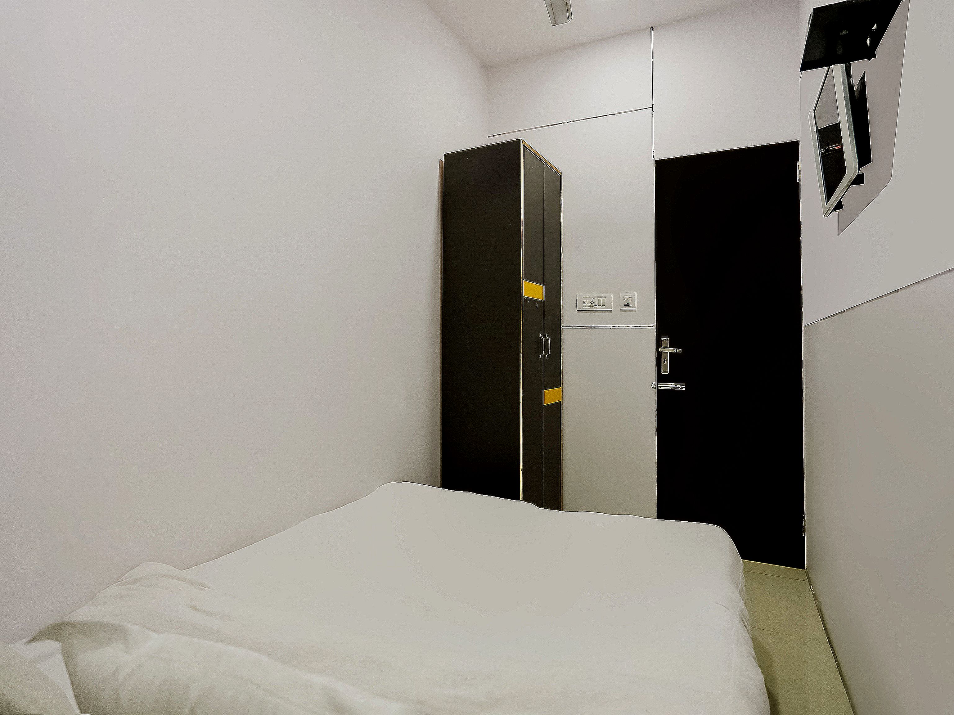 OYO 84596 Hotel North Campus - Tap to explore photos