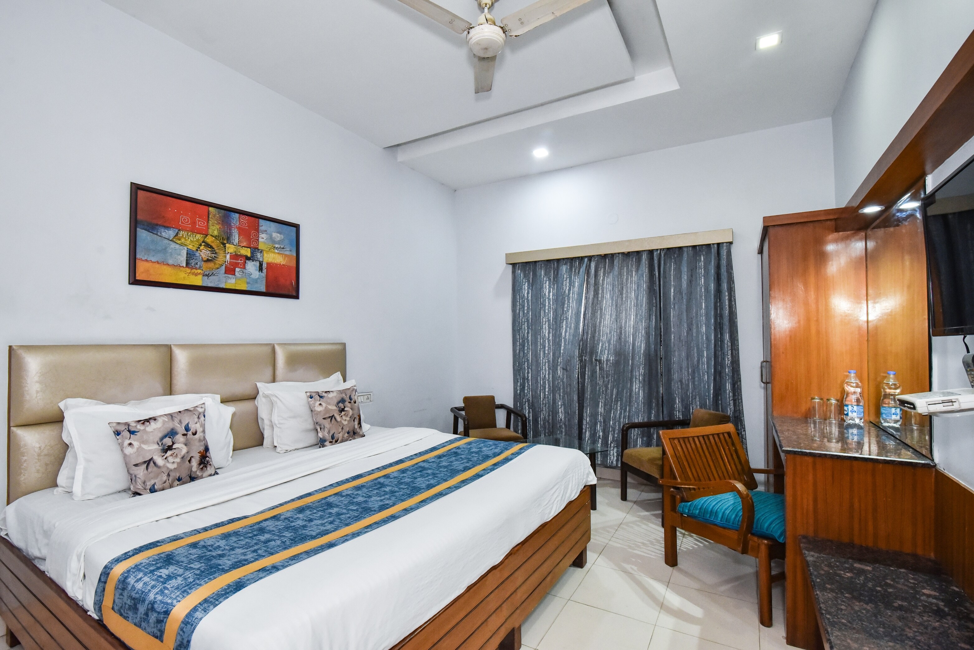 Hotel B Comfort - Tap to explore photos