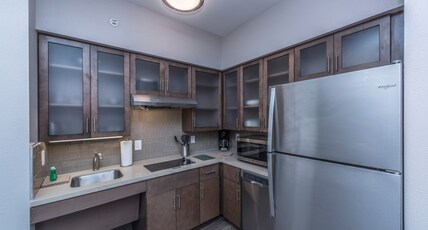 Staybridge Suites Charleston - Mount Pleasant Room Type - 1 King Studio Suite Mobility Accessible Roll Shower
