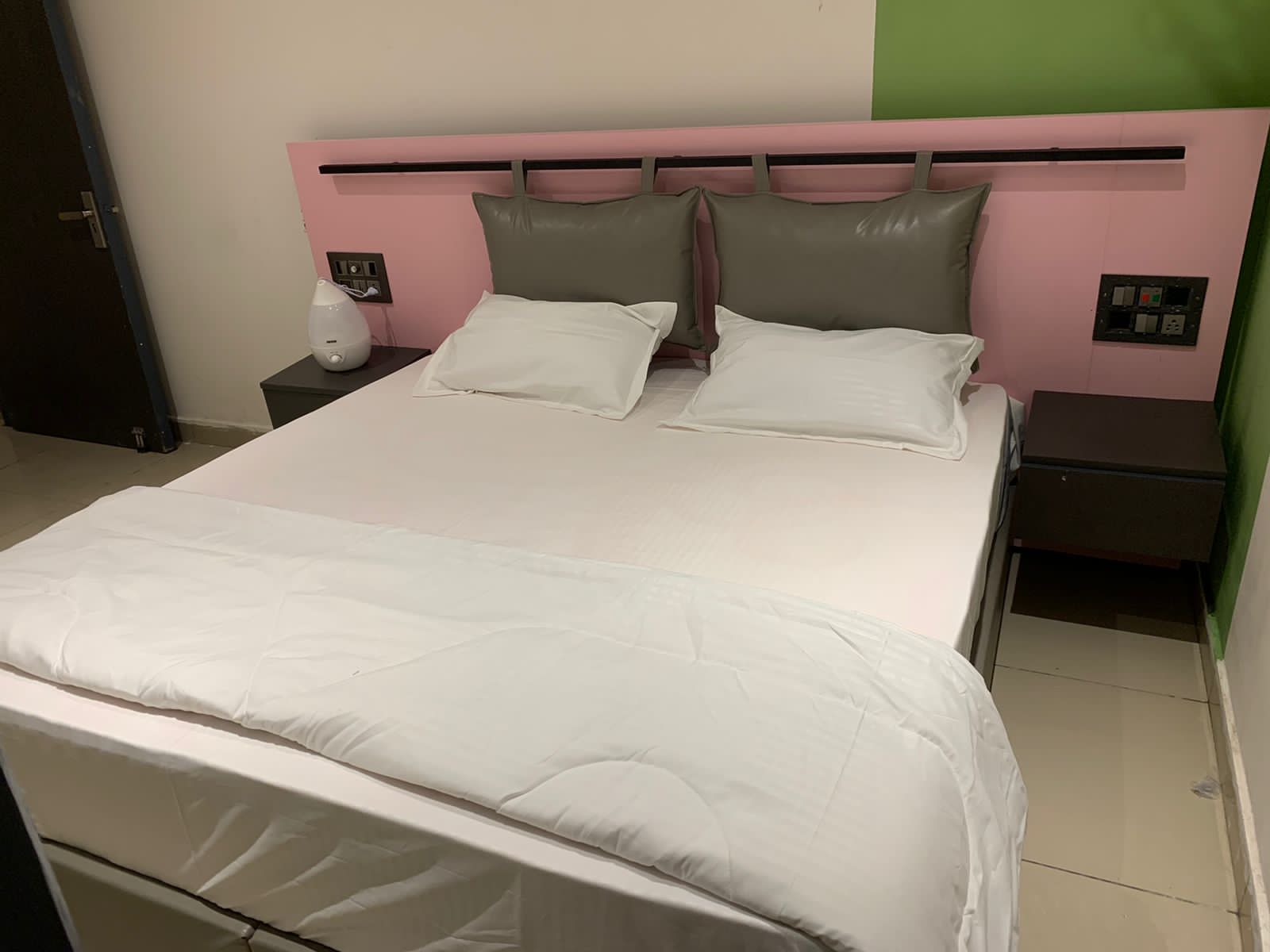 Hotel Bliss - Tap to explore photos