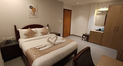 HOTEL MONSOON PALACE Room Type - Luxury Room