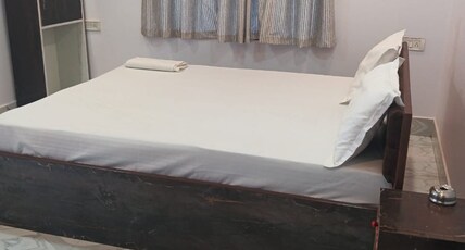 Stayboost Hotel AI || 5 minutes from Shalimar Station Room Type - Classic Room