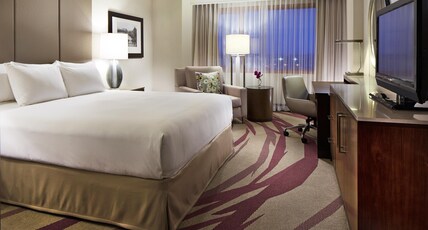 Hilton Long Beach Hotel Room Type - 1 KING WITH CORNER BALCONY