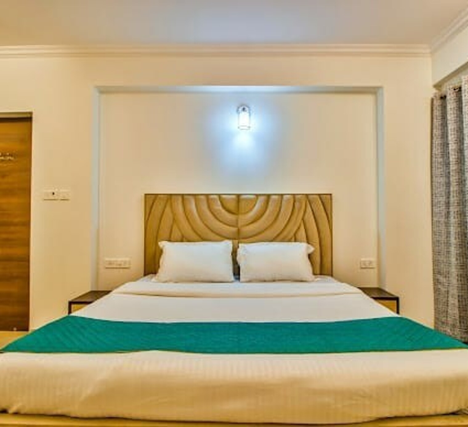 Lovely 2Bhk Luxury Apartment with pool perfect location - Tap to explore photos