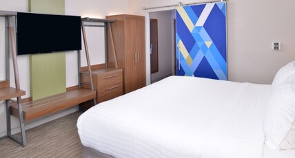 Holiday Inn Express & Suites Madison, an IHG Hotel Room Type - 1 King Standard Communication Accessible