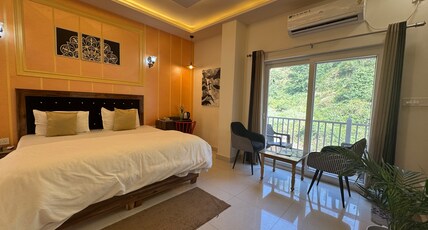 Rootz by NomadsHouse Room Type - Super Deluxe R13