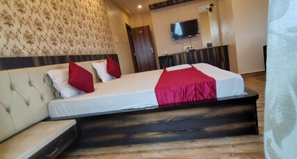 THE LANDMARK HOTEL Room Type - Deluxe AC Room With Extra Bed