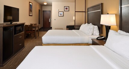 Holiday Inn Express & Suites GLOBE Room Type - 2 Queen Suite Mobil Access Tub Sofa Bed
