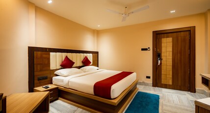 HOTEL LUCKY INDIA Room Type - Deluxe (Ground Floor )