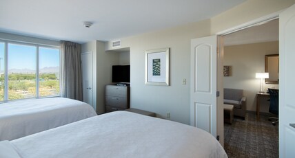 Staybridge Suites Scottsdale - Talking Stick, an IHG hotel Room Type - 2 Queen 1 Bedroom Suite Mobility Access Roll-in Shower