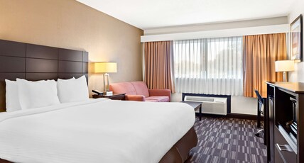 Best Western Monticello Gateway Inn Room Type - 1 King Bed, Mobility Accessible, Communication Assistance, Bathtub, Non-Smoking, Continental Breakfa Best Western Monticello Gateway Inn Room Type - 1 King Bed, Mobility Accessible, Communication Assistance, Bathtub, Non-Smoking, Continental Breakfa