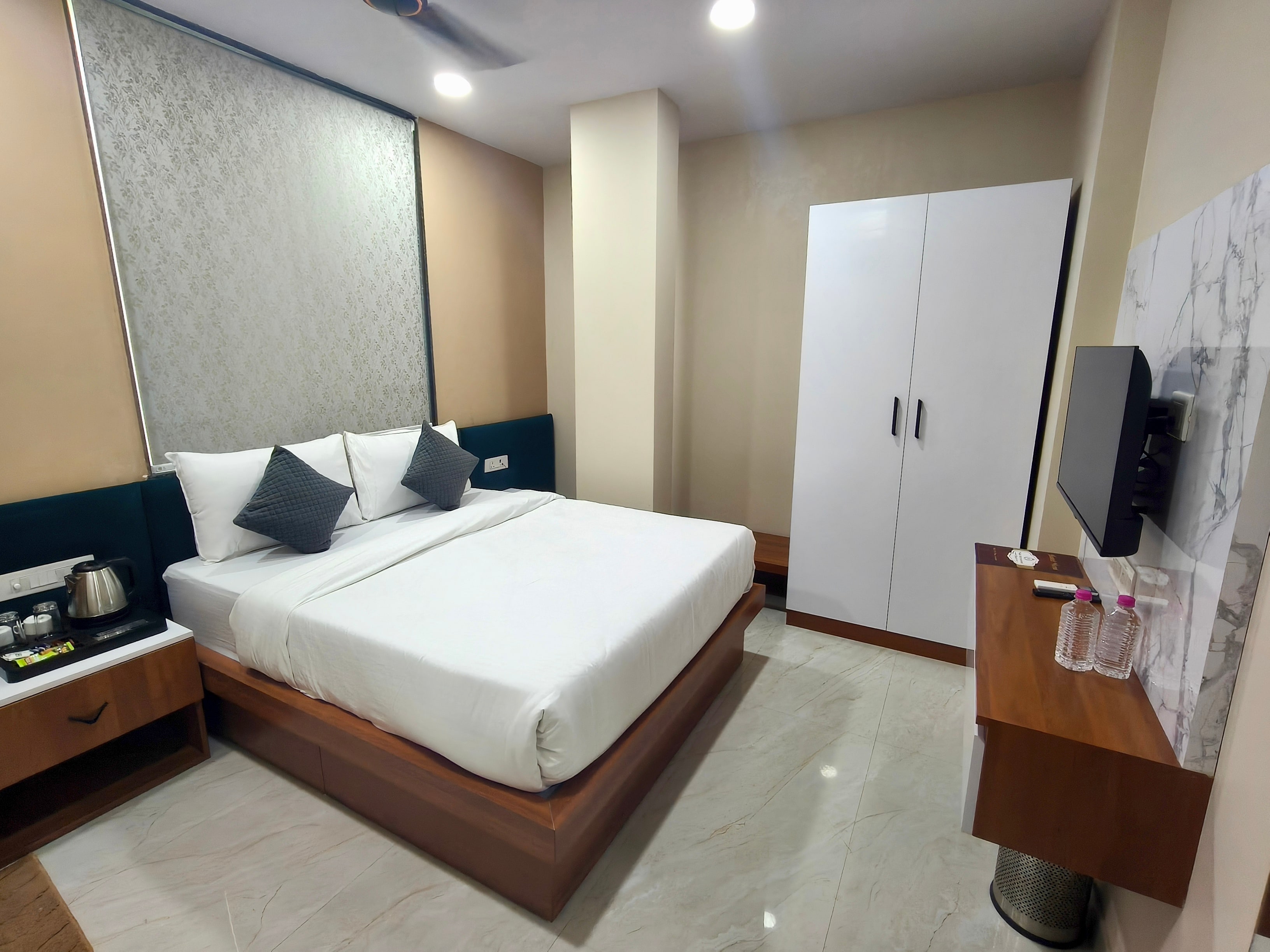 Hotel Mala International Near JECC - Tap to explore photos