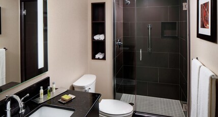 DoubleTree by Hilton Manchester Downtown Room Type - 1 KING CORNER