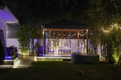 Luxury Jacuzzi Villa Lawn Gazebo Near Airport