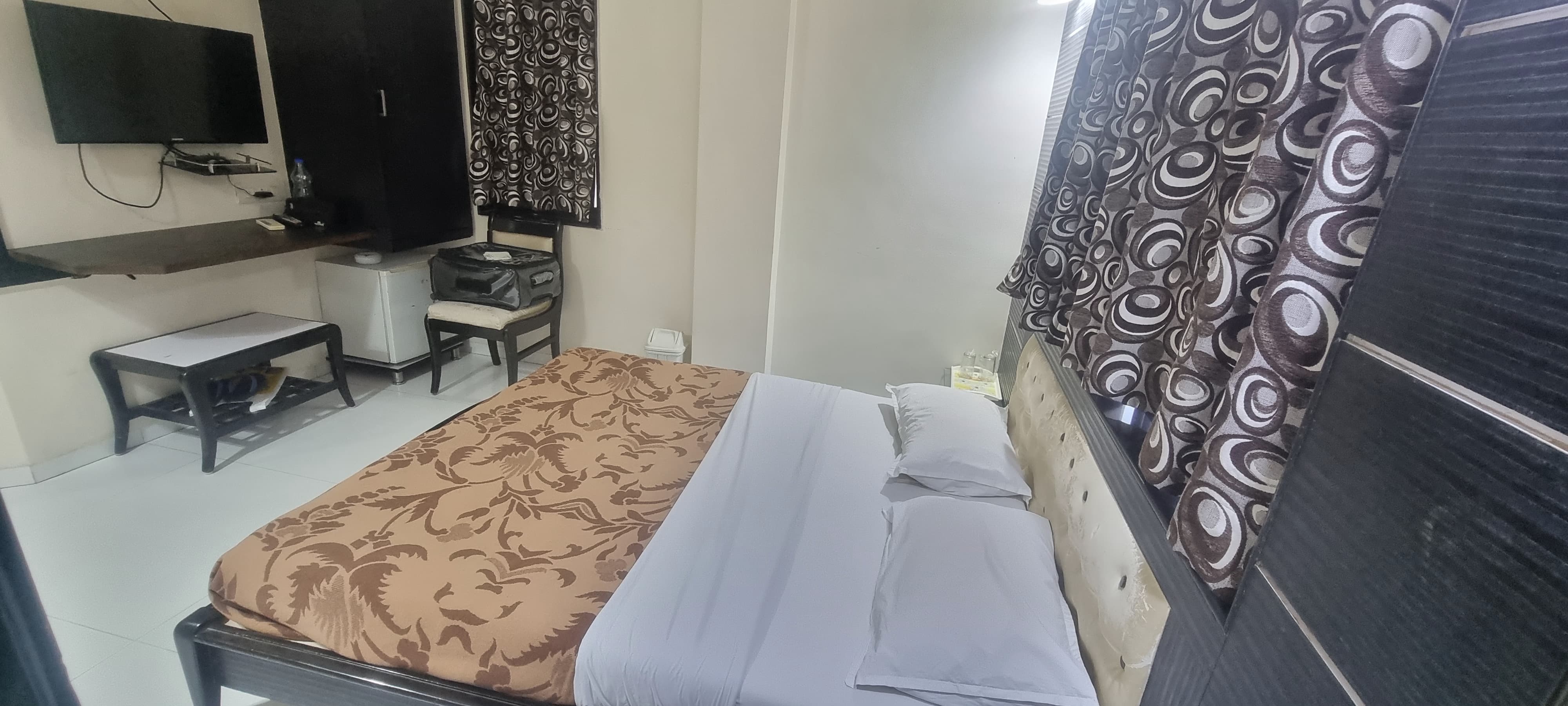 Hotel Oasis - Tap to explore photos