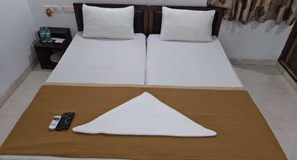 SEVEN STONES STAYS Room Type - Deluxe Room