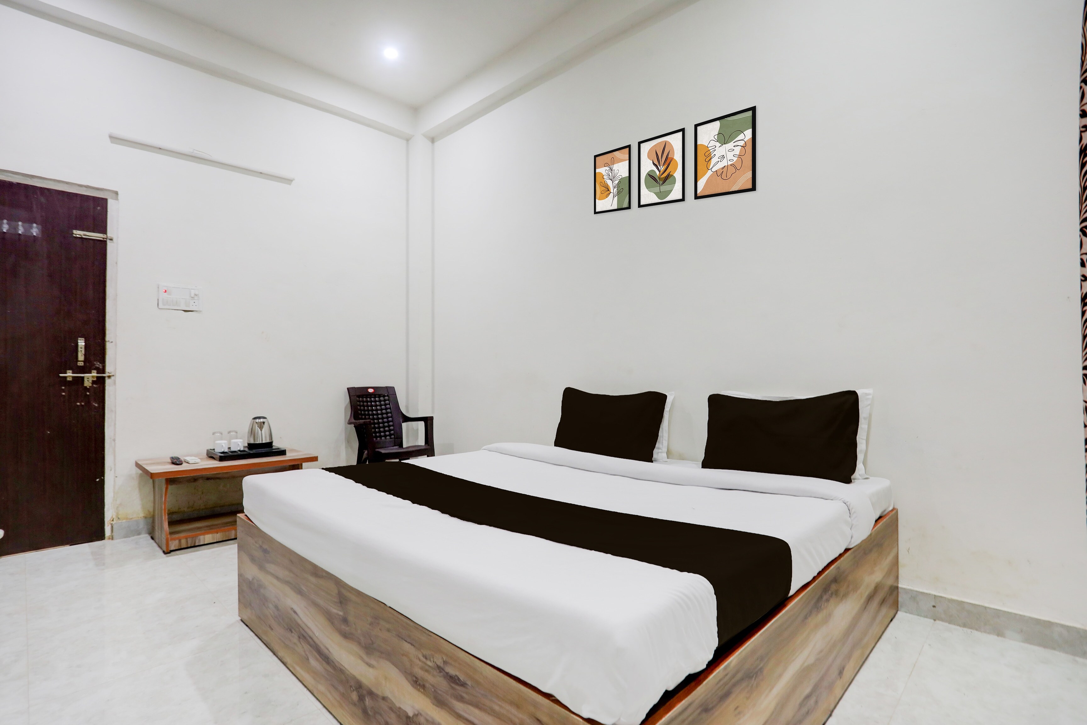 Hotel O Kashi Home - Tap to explore photos