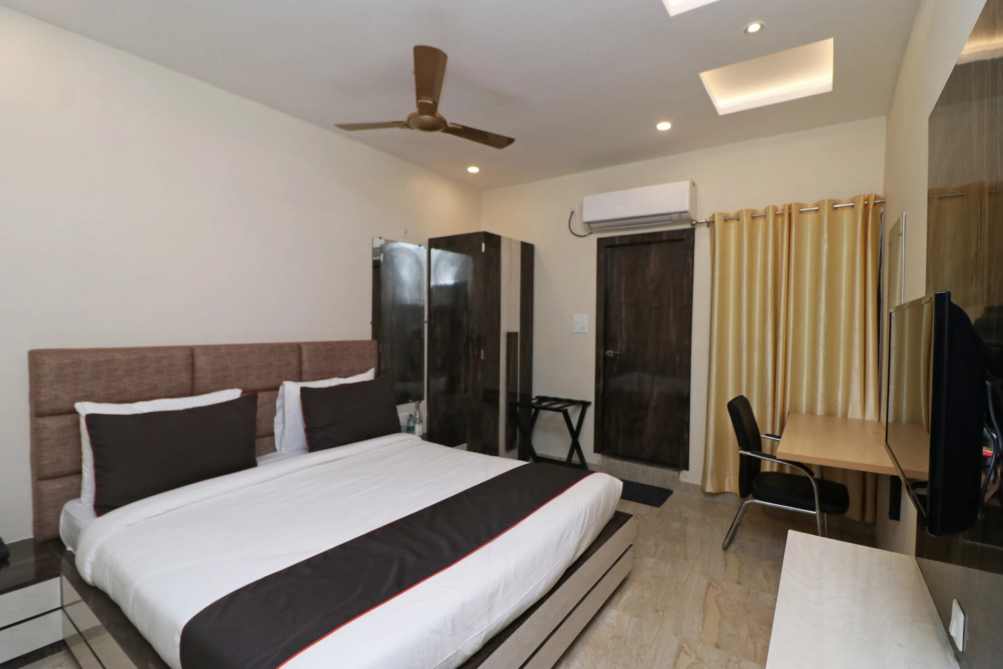 Hotel Vrindavan Palace Room Type - DELUXE ROOM