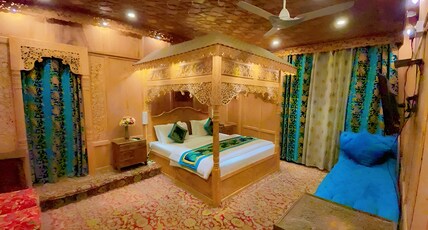 Royal Hareem Group of Houseboats Room Type - Superior double room