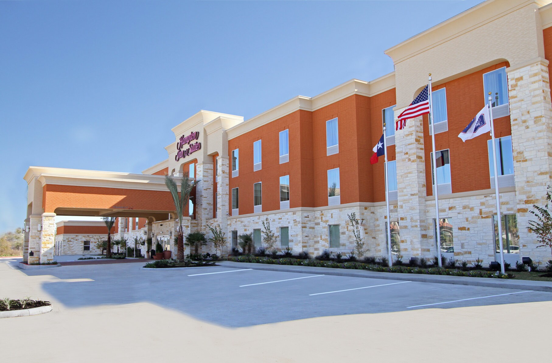 Hampton Inn & Suites by Hilton Winnie - Tap to explore photos