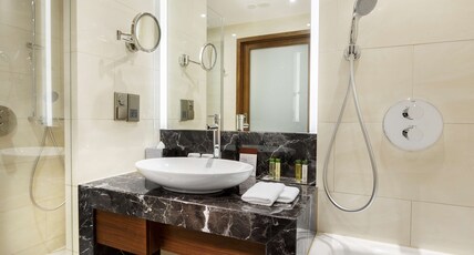 DoubleTree By Hilton Hotel & Conference Centre Warsaw Room Type - KING GUEST ROOM