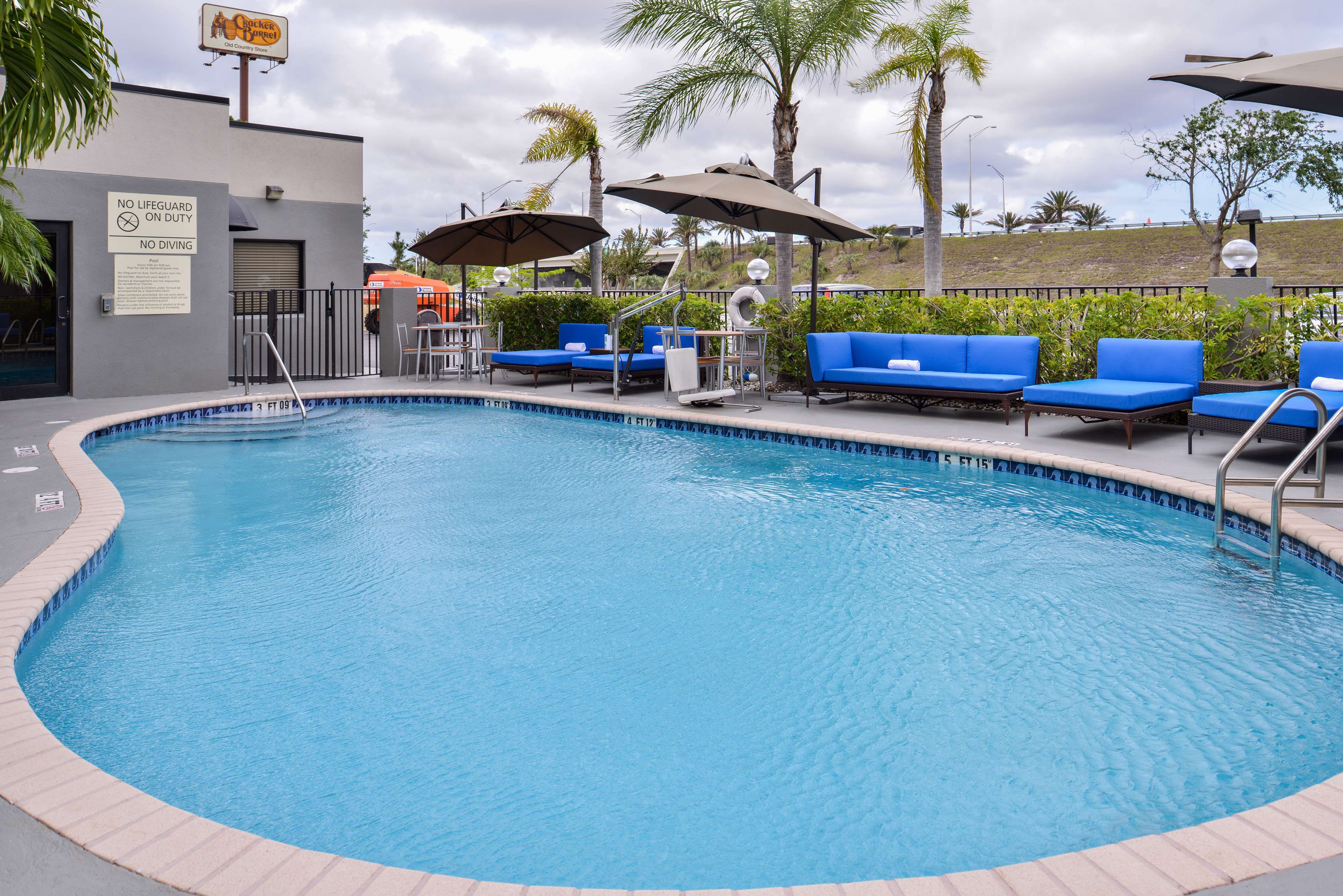 Hampton Inn by Hilton Vero Beach - Tap to explore photos