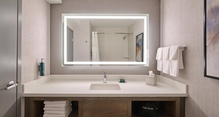 Doubletree by Hilton Buena Park Room Type - 1 KING BED