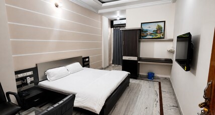 Sunrise Hotel Room Type - Deluxe Ac Room