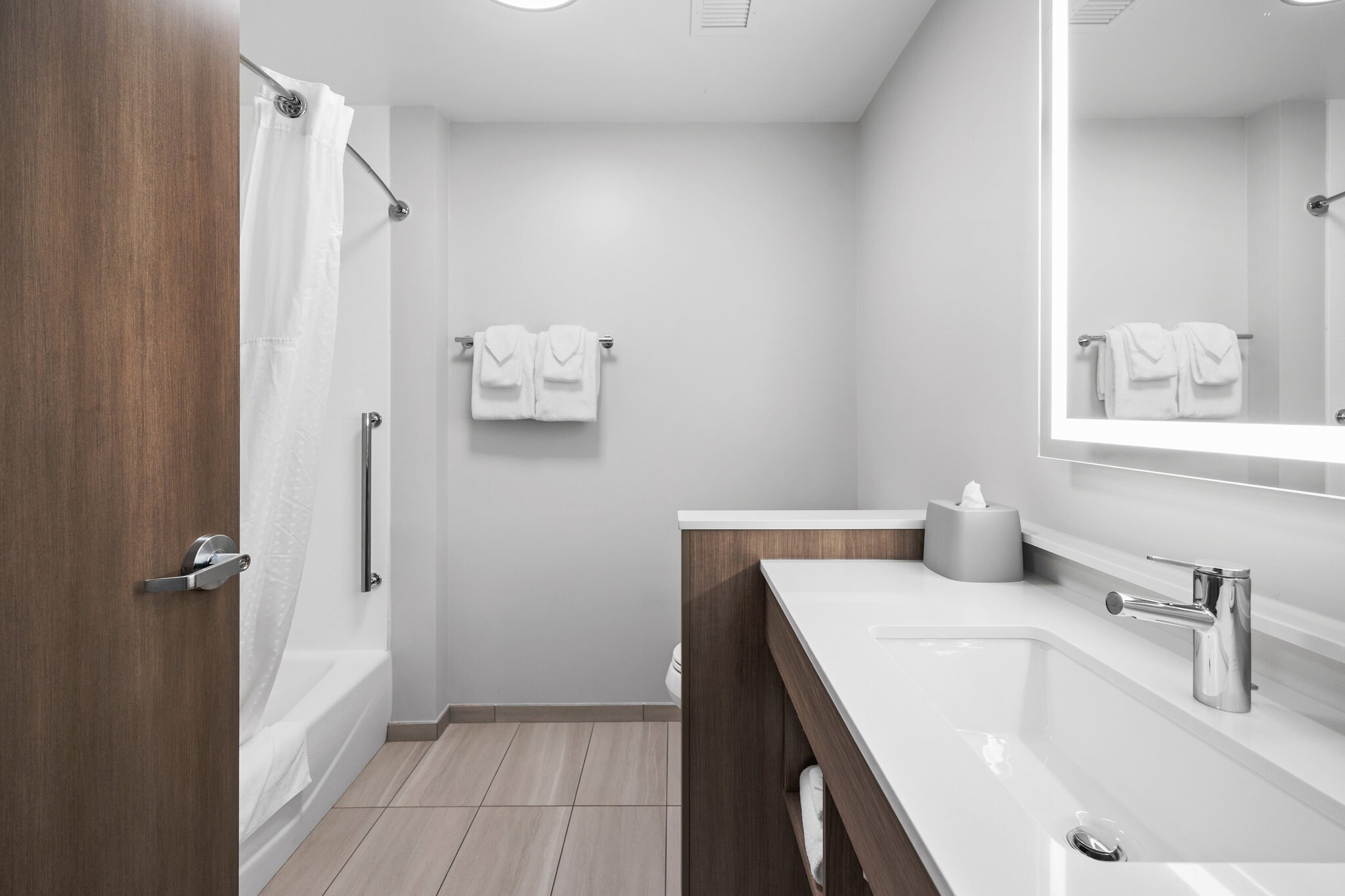 Holiday Inn Express & Suites MARINETTE - Tap to explore photos