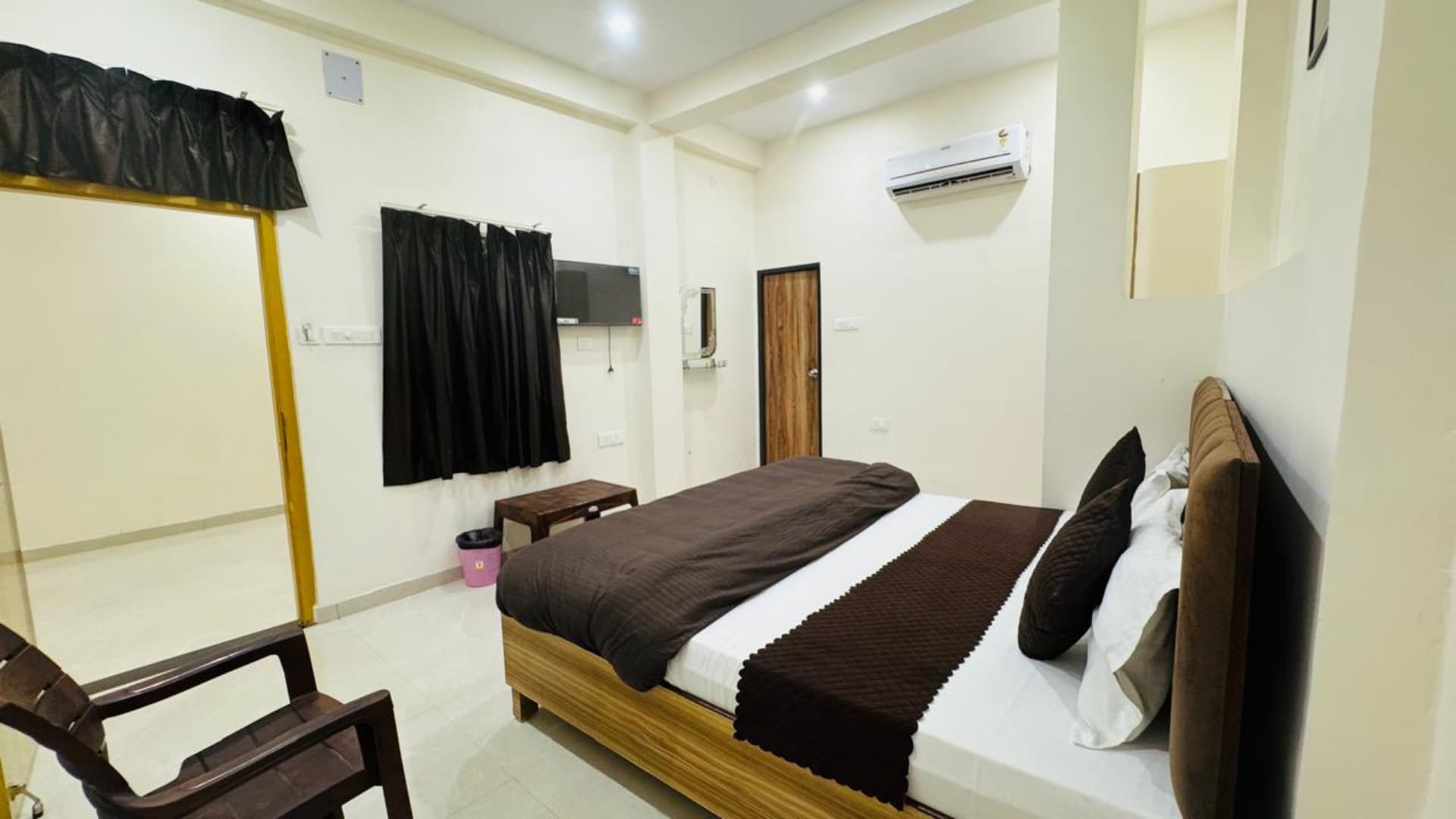 Shree Villa Guest House - Tap to explore photos