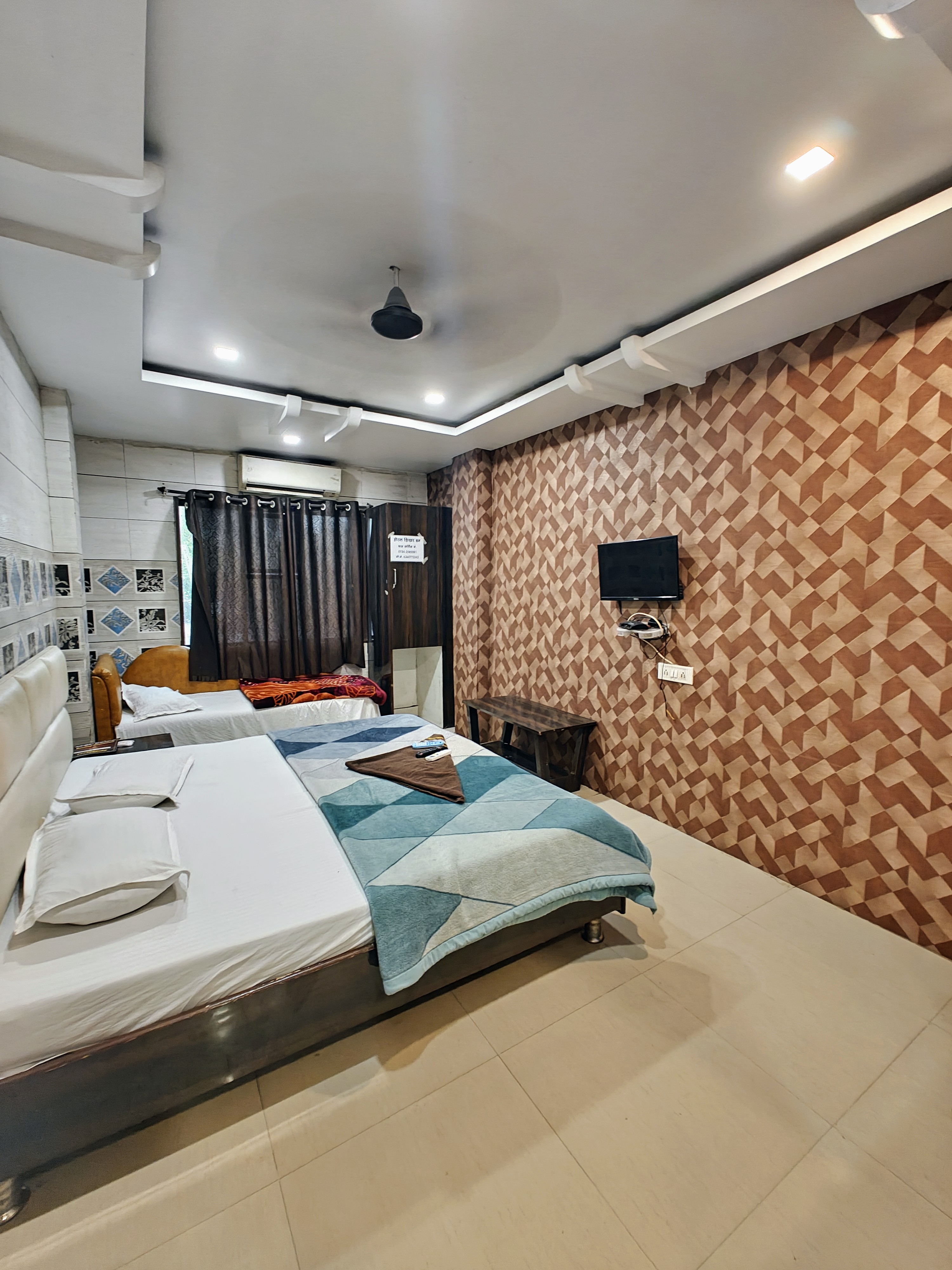 Hotel Shikhar Inn - Tap to explore photos