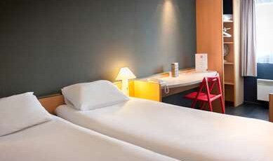 IBIS LORIENT CENTRE GARE Room Type - Standard Room with two single beds