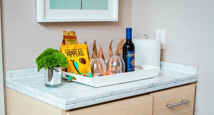 Kimpton Hotel Wilshire, an IHG hotel Room Type - 1 King Hollywood Hills View