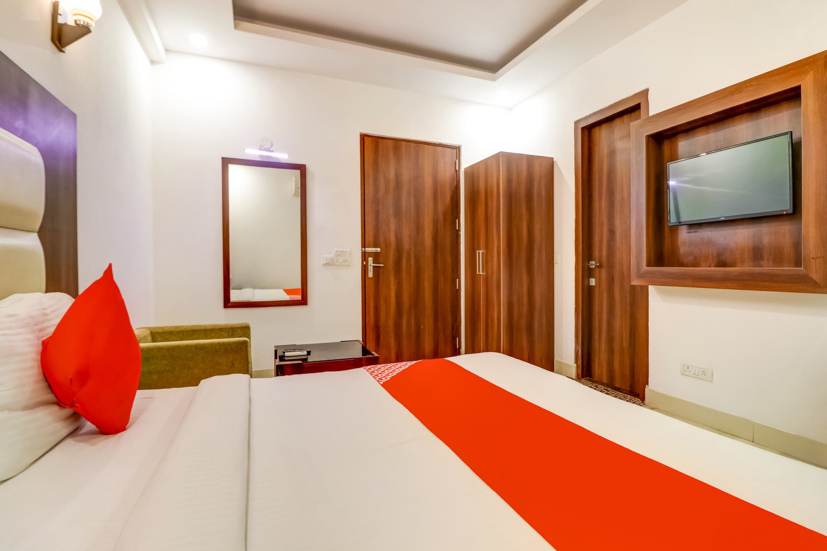 Hotel Skyway Inn - Tap to explore photos