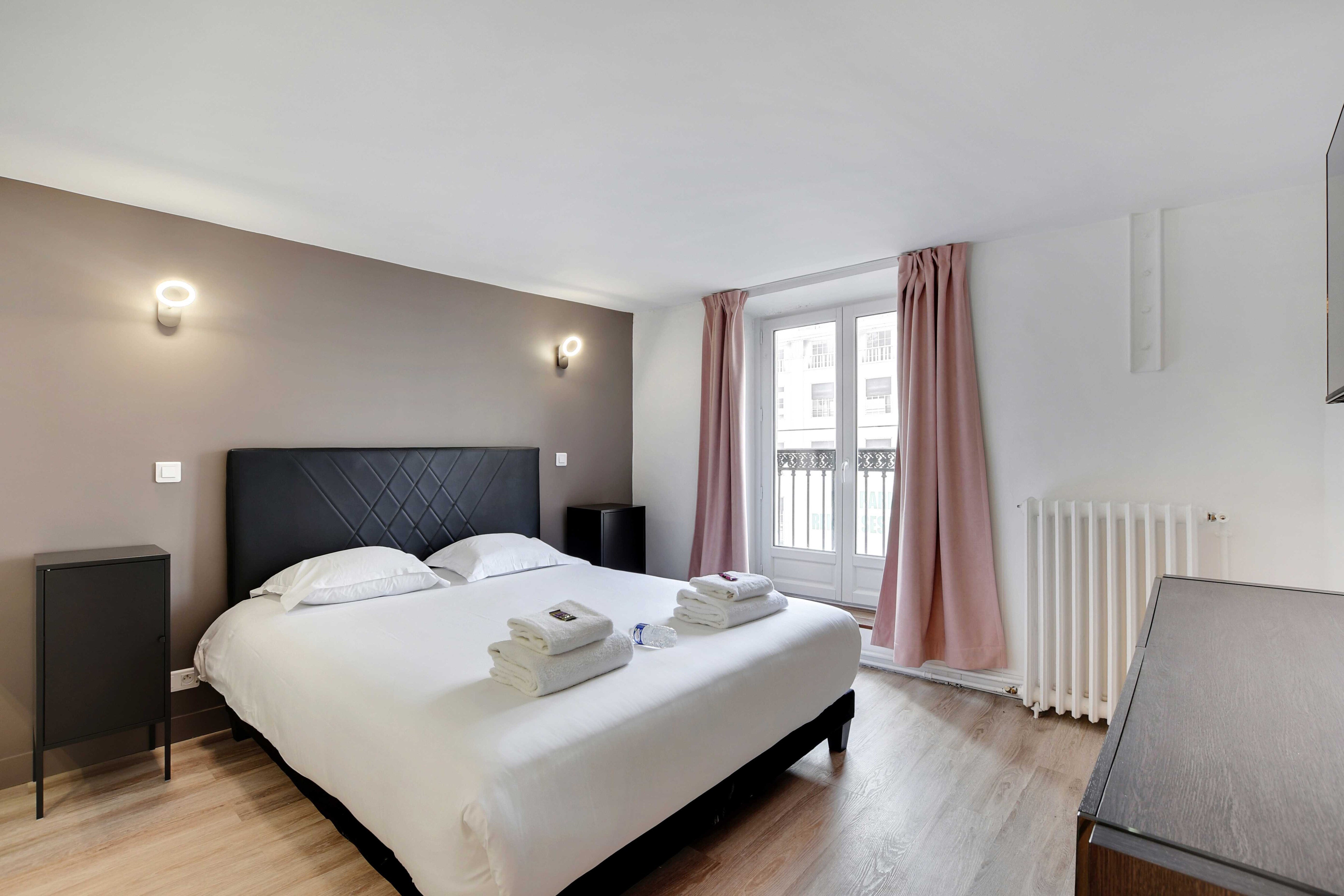 Charming apartment- 3BR-8P Opera - Tap to explore photos