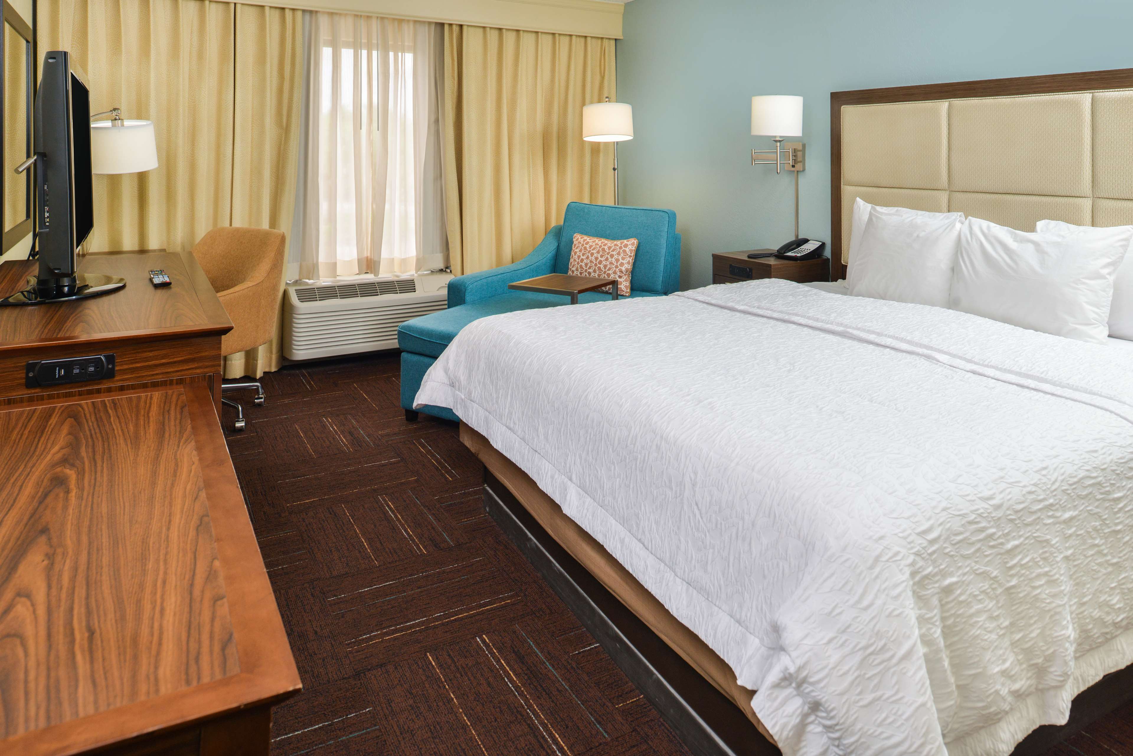 Hampton Inn by Hilton Vero Beach - Tap to explore photos