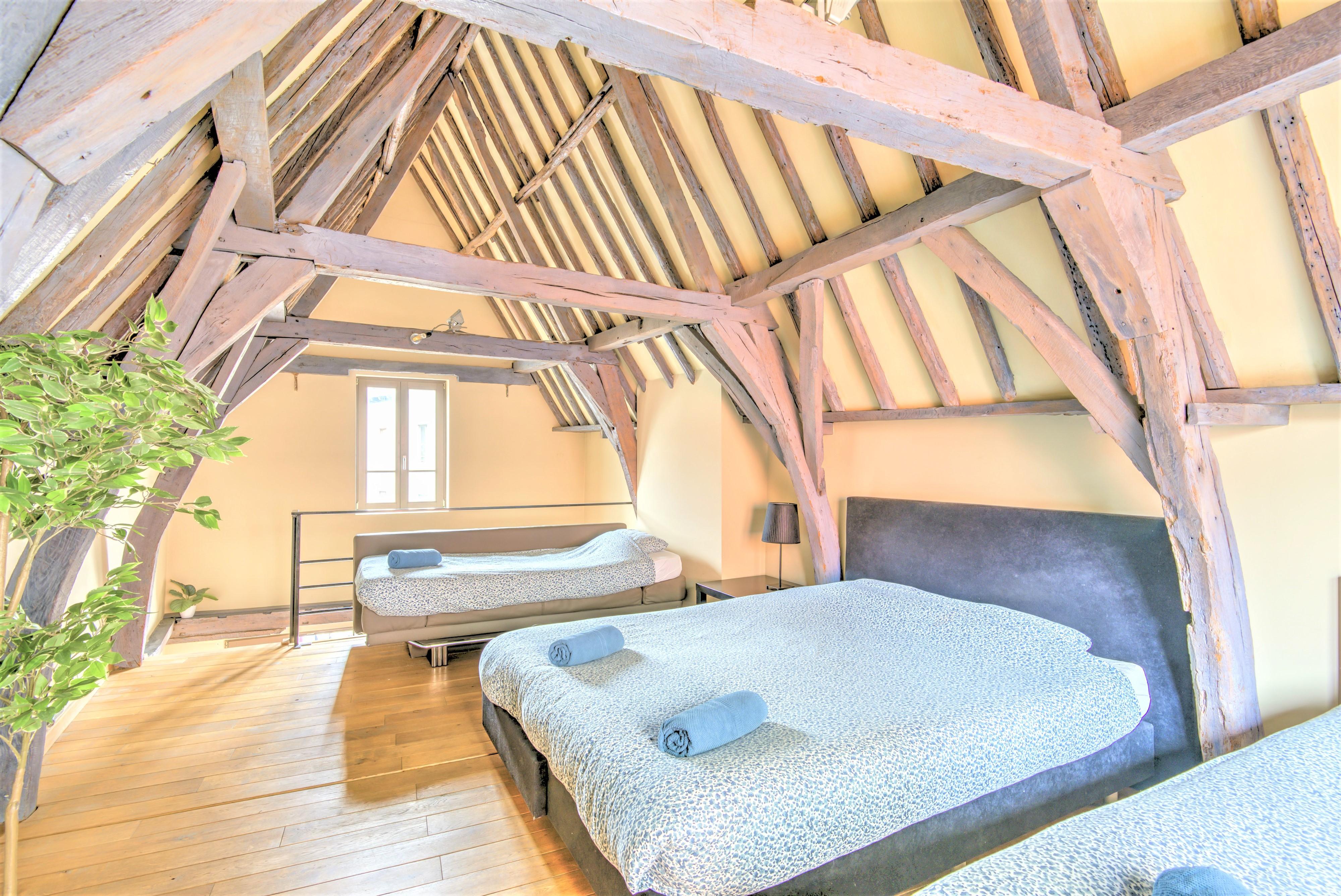 Temple Triplex Spacious Apartment - Tap to explore photos