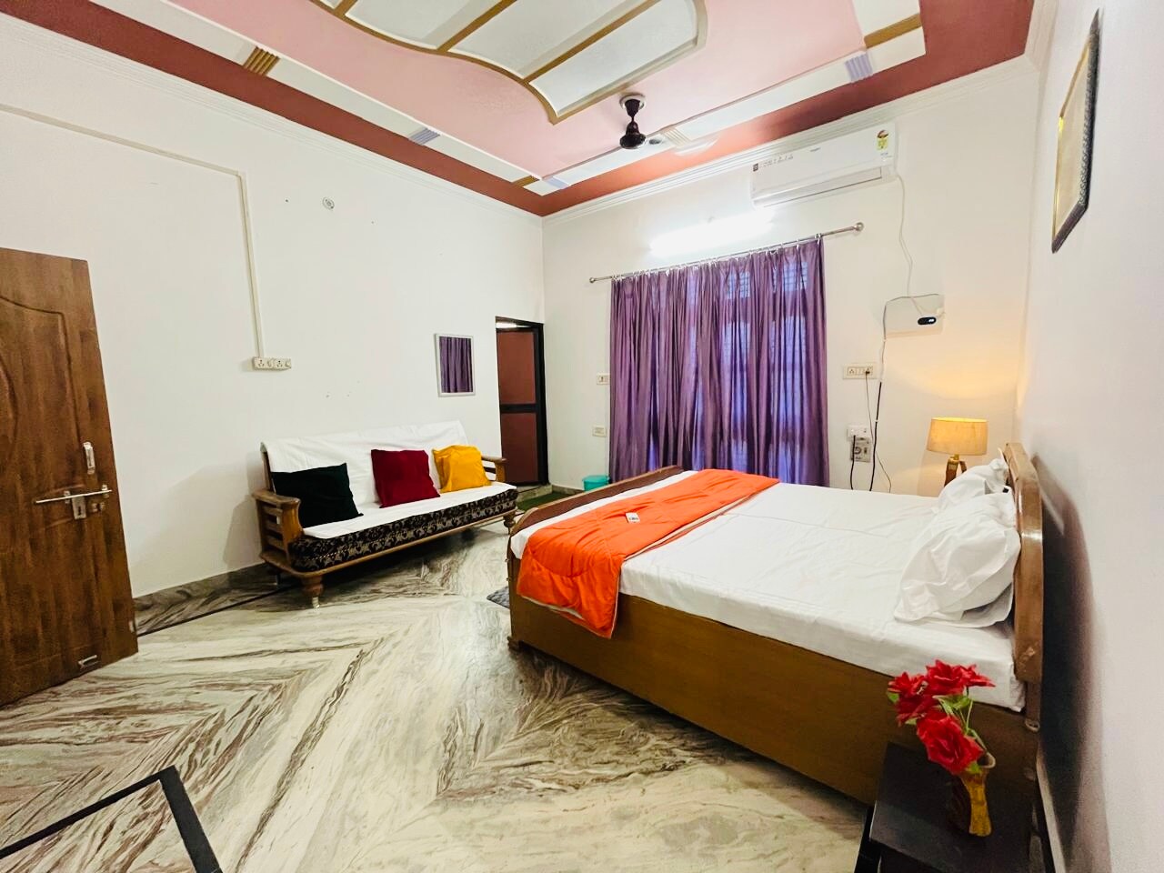 The green HomeStay apartment - Tap to explore photos