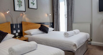 Best Western Buckingham Palace Rd Room Type - 1 Double 1 Single, Non-Smoking, Standard Room