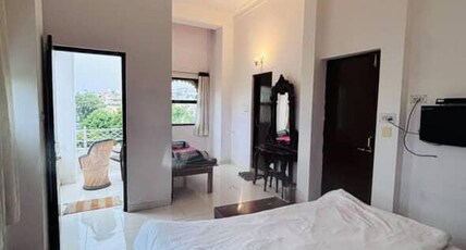 Bunk & Beyond Hostel Room Type - Superior king room with Lake view