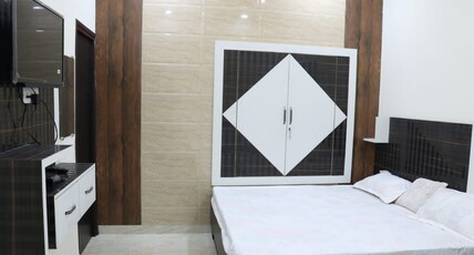 4N Home Stay | Golden Temple View | Lift available Room Type - Deluxe Room With AC, lift & Free Wifi