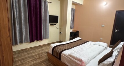 Hotel Rishabh Room Type - Bedroom 9