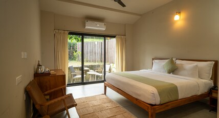 VAASTA Vagamon Room Type - The Deck- AC Room With King Bed