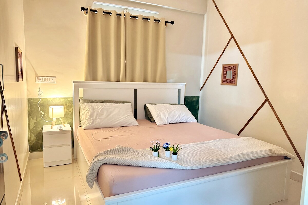 307 Airy King Bed Full Kitchen One Bed room Flat - Tap to explore photos