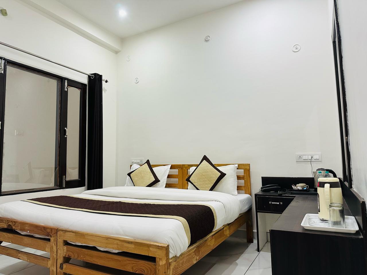 Hotel Anant Villa - Tap to explore photos